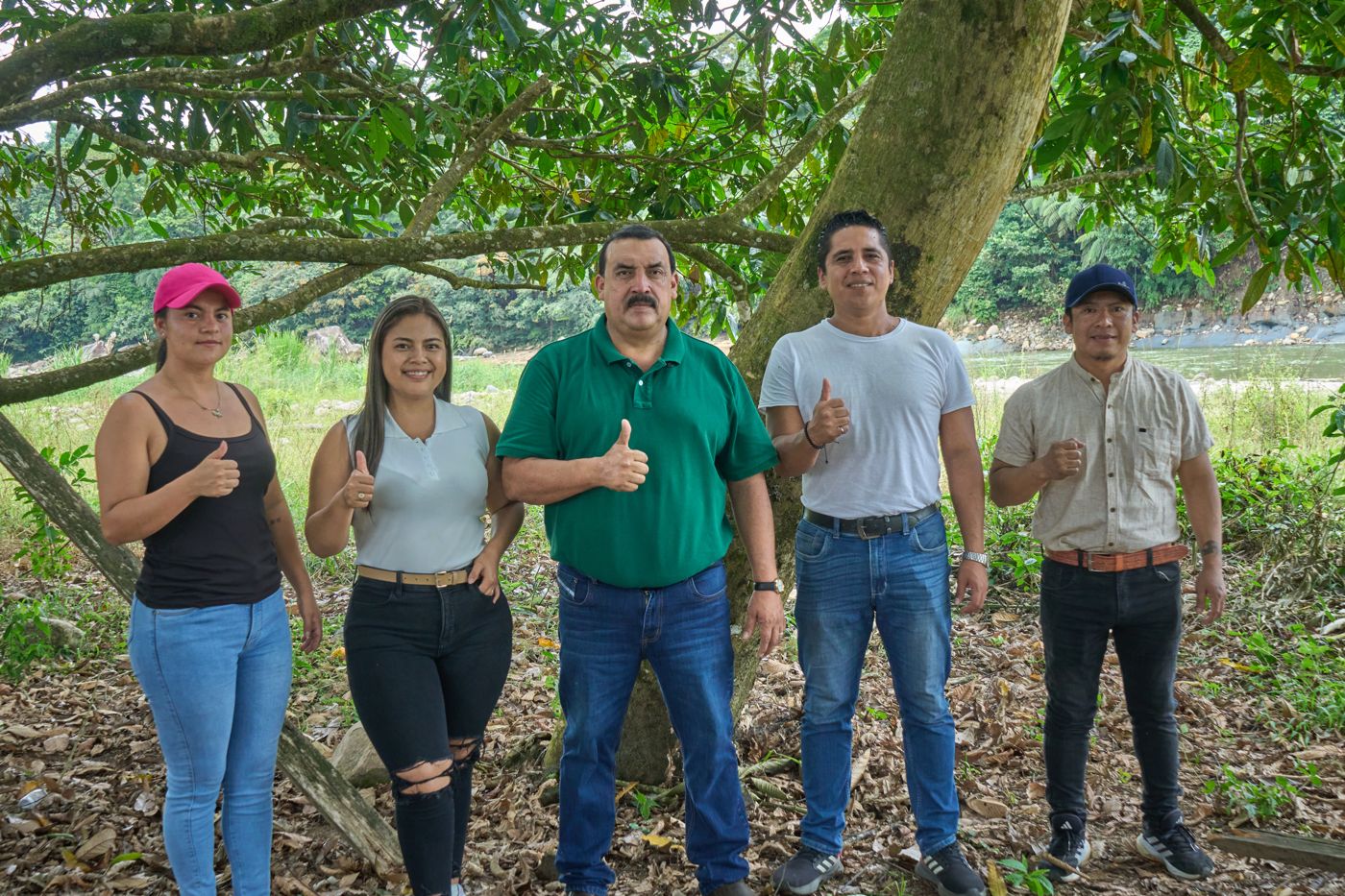 Con el equipo, junto al río